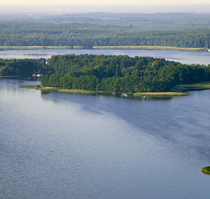 LOTNICZE. PL-Warm-Maz. jezioro Jeziorak, wyspy na wysokosci wsi Siemiany.