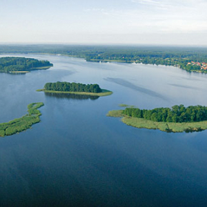 LOTNICZE. PL-Warm-Maz. jezioro Jeziorak, wyspy na wysokosci wsi Siemiany.