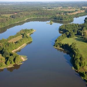 LOTNICZE, Pojezierze Mazurskie (Elckie). Jezioro Dworackie i wies Dworackie.