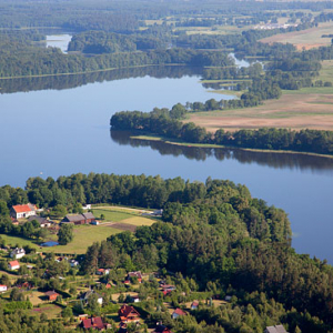 Lotnicze. PL, warm-maz. Jezioro Ruda Woda, panorama przez wies Winiec.