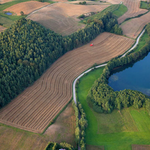 Lotnicze, EU, PL, Pomorskie. Kaszubski Park Krajobrazowy. Jezioro Radunskie Dolne w okolicy wsi Chmielonko.