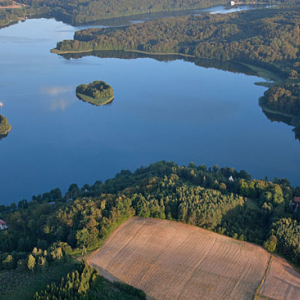 Lotnicze, EU, PL, Pomorskie. Kaszubski Park Krajobrazowy. Jezioro Ostrzyckie.   