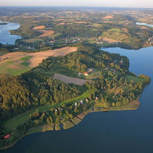 Lotnicze, EU, PL, Pomorskie. Kaszubski Park Krajobrazowy. Jezioro Ostrzyckie i panorama na Brodnice Gorna.   
