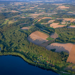 Lotnicze, EU, PL, Pomorskie. Kaszubski Park Krajobrazowy. Jezioro Brodno Wielkie.  