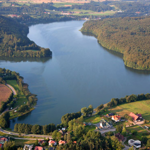 Lotnicze, EU, PL, Pomorskie. Kaszubski Park Krajobrazowy. Jezioro Ostrzyckie i miejscowosc Ostrzyce.   