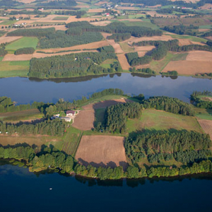 Lotnicze, EU, PL, Pomorskie. Kaszubski Park Krajobrazowy. Panorama na jezioro Radunskie Dolne i Laczynskie.