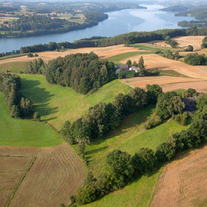 Lotnicze, EU, PL, Pomorskie. Kaszubski Park Krajobrazowy. Panorama na jezioro Radunskie Dolne od strony wsi Chmielonko.