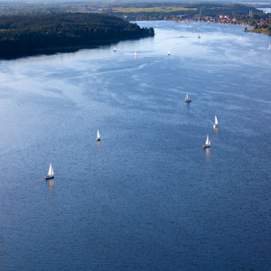 Zaglowki na jeziorze Mikolajskim. EU, Pl, warm-maz. Lotnicze.