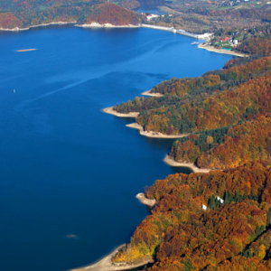 Jezioro Solinskie. EU, Pl, podkarpackie. Lotnicze.