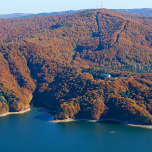 Panorama na Gore Jawor przez Jezioro Solinskie. EU, Pl, podkarpackie. Lotnicze.