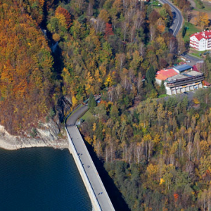 Zapora na Jeziorze Solinskim. EU, Pl, podkarpackie. Lotnicze.