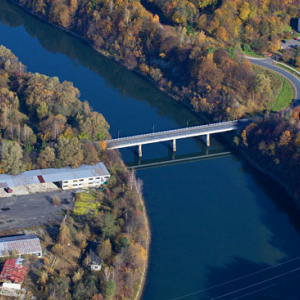 Most na jeziorze Myczkowskim. EU, Pl, podkarpackie. Lotnicze.