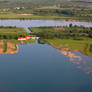 Jezioro Tarnobrzeskie polaczone kanalem z rzeka Wisla. EU, Pl, Podkarpackie. LOTNICZE.