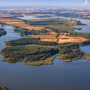 Jezioro Goplo. Panorama od strony N. EU, Pl, Kujawsko-Pomorskie. LOTNICZE.
