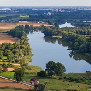 Kruszwica. Panorama na jezioro Goplo od strony S. EU, Pl, Kujawsko-Pomorskie. LOTNICZE.