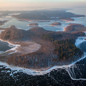 Jezioro Kisajno w zimowej scenerii z widoczna wyspa Gorny Ostrow. EU, PL, Warm-Maz. Lotnicze.