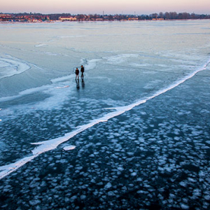 Jezioro Niegocin, spacer po tafli lodu w okolicy Gizycka. EU, PL, Warm-Maz. Lotnicze.
