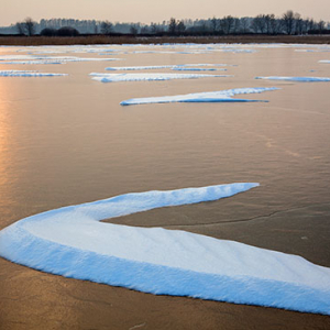 Jezioro Kinkajmskie, czapy sniegu uformowane na tafli lodu. EU, PL, Warm-Maz.