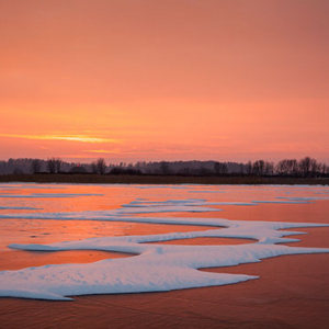 Jezioro Kinkajmskie, zachodzace slonce odbijajace sie od tafli lodu tworzy niecodzienne widowisko. EU, PL, Warm-Maz.