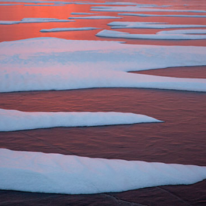 Jezioro Niegocin, zachodzace slonce odbijajace sie od tafli lodu tworzy niecodzienne widowisko. EU, PL, Warm-Maz.