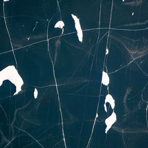 Jezioro Talty pokryte lodem. EU, Pl, Warm-Maz. Lotnicze.