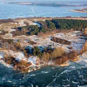 Wyspa Szeroki Ostrow widoczna zimowa pora. EU, Pl, Warm-Maz. Lotnicze.
