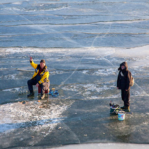 Jezioro Sniardwy zimowa pora, wedkarze lowiacy na tafli lodu. EU, Pl, Warm-Maz. Lotnicze.