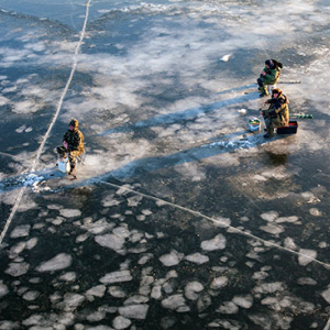 Jezioro Sniardwy zimowa pora, wedkarze lowiacy na tafli lodu. EU, Pl, Warm-Maz. Lotnicze.