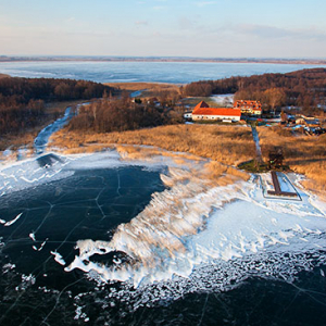 Jezioro Sniardwy zimowa pora, panorama na Luknajno. EU, Pl, Warm-Maz. Lotnicze.