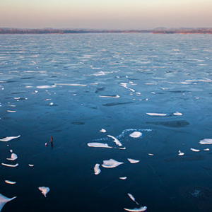 Dadaj, wedkowanie na zamarznietym jeziorze. EU, PL, Warm-Maz, Lotnicze.