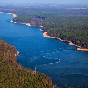 Jezioro Jeziorak pokryte warstwa lodu. EU, PL, Warm-Maz. Lotnicze.