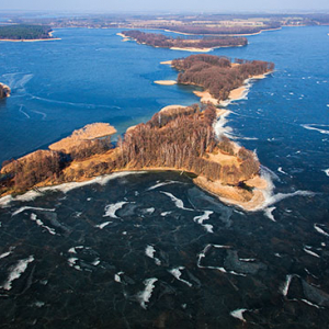 Jezioro Jeziorak, Wyspa Gierczak w zimowej scenerii. EU, PL, Warm-Maz. Lotnicze.
