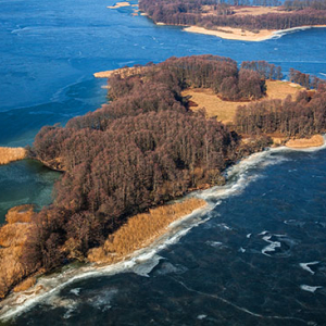 Jezioro Jeziorak, Wyspa Gierczak w zimowej scenerii. EU, PL, Warm-Maz. Lotnicze.