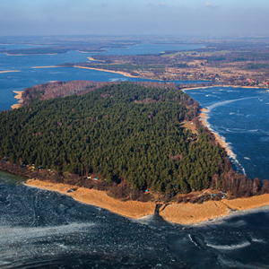 Jezioro Jeziorak, Wyspa Bukowiec w zimowej scenerii. EU, PL, Warm-Maz. Lotnicze.