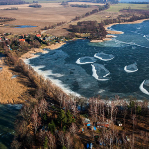 Jezioro Jeziorak droga laczaca Wyspe Bukowiec z ladem. EU, PL, Warm-Maz. Lotnicze.