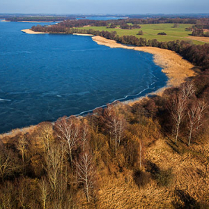 Jezioro Jeziorak pokryte lodem. EU, PL, Warm-Maz. Lotnicze.