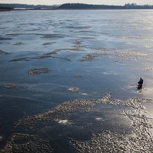 Jezioro Ewingi pokryte lodem. EU, PL, Warm-Maz. Lotnicze.
