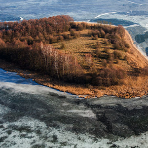 Jezioro Rzucewo Male pokryte lodem. EU, PL, Warm-Maz. Lotnicze.