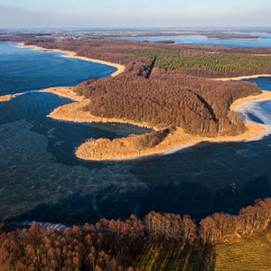 Bukowiec, Wyspa miedzy jeziorem Plaskim a Jeziorakiem. EU, PL, Warm-Maz. Lotnicze.