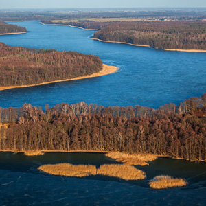 Jezioro Jeziorak pokryte warstwa lodu. EU, PL, Warm-Maz. Lotnicze.