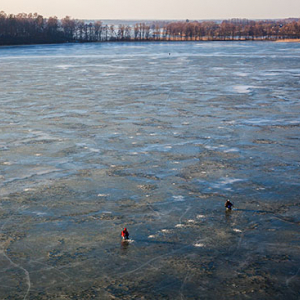 Jezioro Jeziorak, wedkarze na tafli lodu. EU, PL, Warm-Maz. Lotnicze.