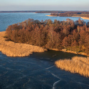 Jezioro Jeziorak pokryte warstwa lodu. EU, PL, Warm-Maz. Lotnicze.