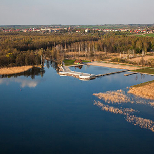 Wegorzewo, ekomarina na jeziorze Mamry. EU, Pl, Warm-Maz. Lotnicze.