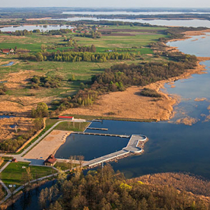 Wegorzewo, ekomarina na jeziorze Mamry. EU, Pl, Warm-Maz. Lotnicze.