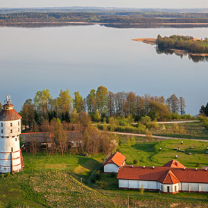 Jezioro Swiecajty, wieza cisnien na brzegu akwenu. EU, Pl, Warm-Maz. Lotnicze.