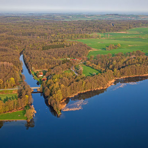 Jezioro Mamry z widoczna czescia Kanalu Mazurskiego. EU, Pl, Warm-Maz. Lotnicze.