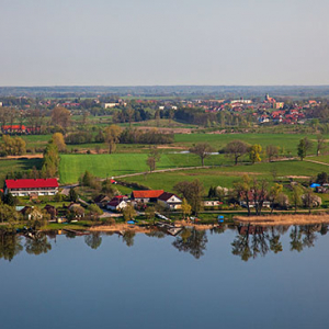 Kal, wies nad jeziorem Kirsajty. EU, Pl, Warm-Maz. Lotnicze.