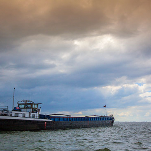 Zalew Wislany, statek transportowy plynacy do portu w Elblagu. EU, Pl, Warm-Maz.