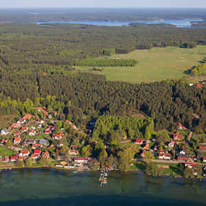 Zielonowo, panorama na wies polozona nad jeziorem Pluszne. EU, PL, Warm-Maz. Lotnicze.