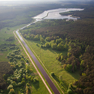 Belchatow, rzeka Widawka wpadajaca do jezora Slok. EU, Slaskie. Lotnicze.